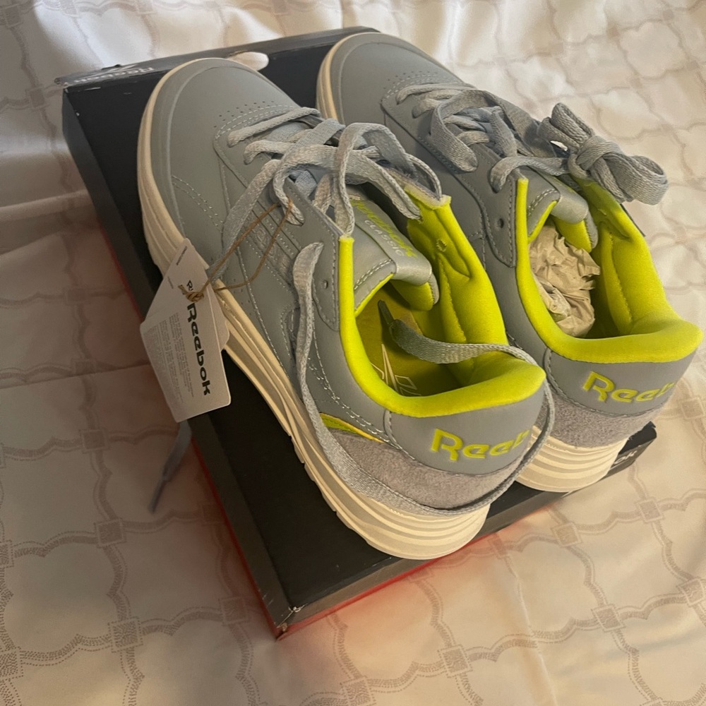 Womens Reebok sneakers - Picture 3 of 3